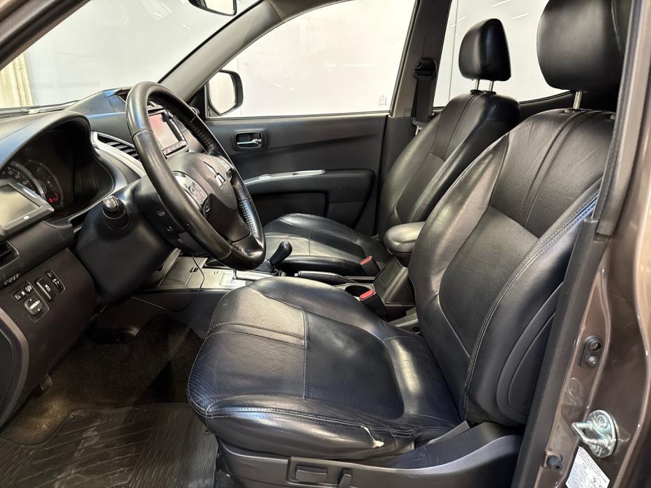 MITSUBISHI L200 2015