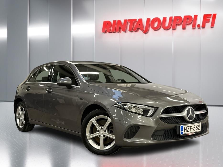 MERCEDES-BENZ A 2022
