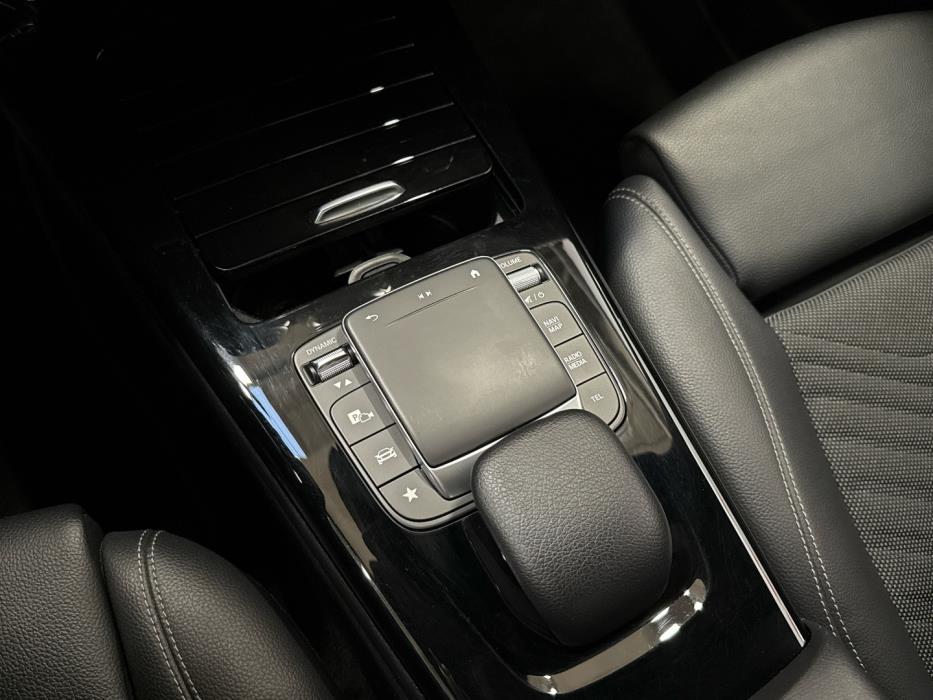 MERCEDES-BENZ A 2022