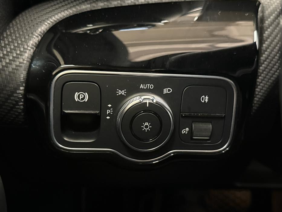 MERCEDES-BENZ A 2022