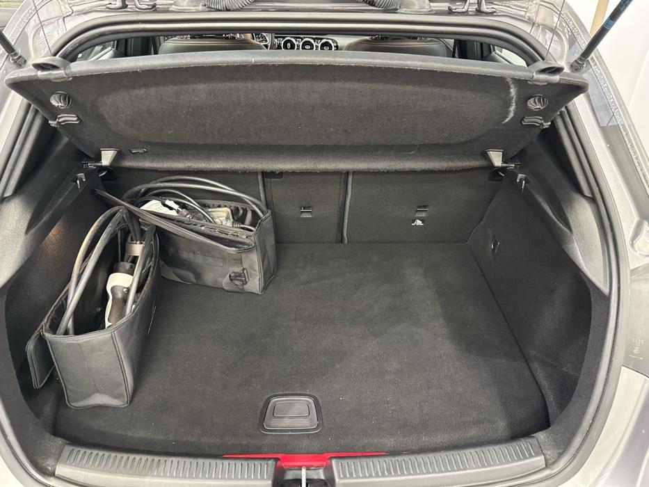 MERCEDES-BENZ A 2022