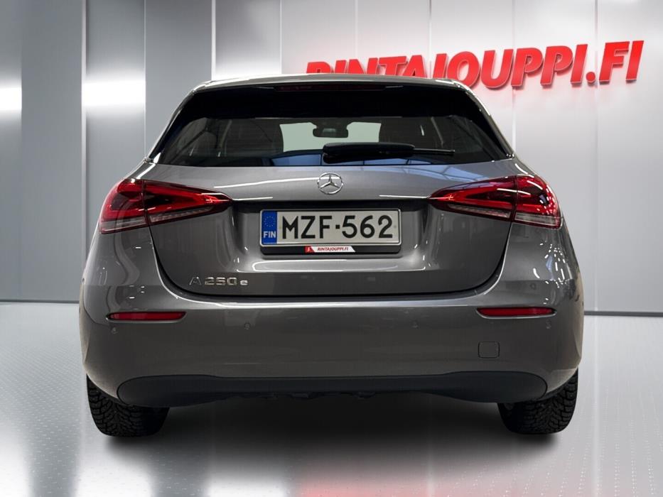 MERCEDES-BENZ A 2022