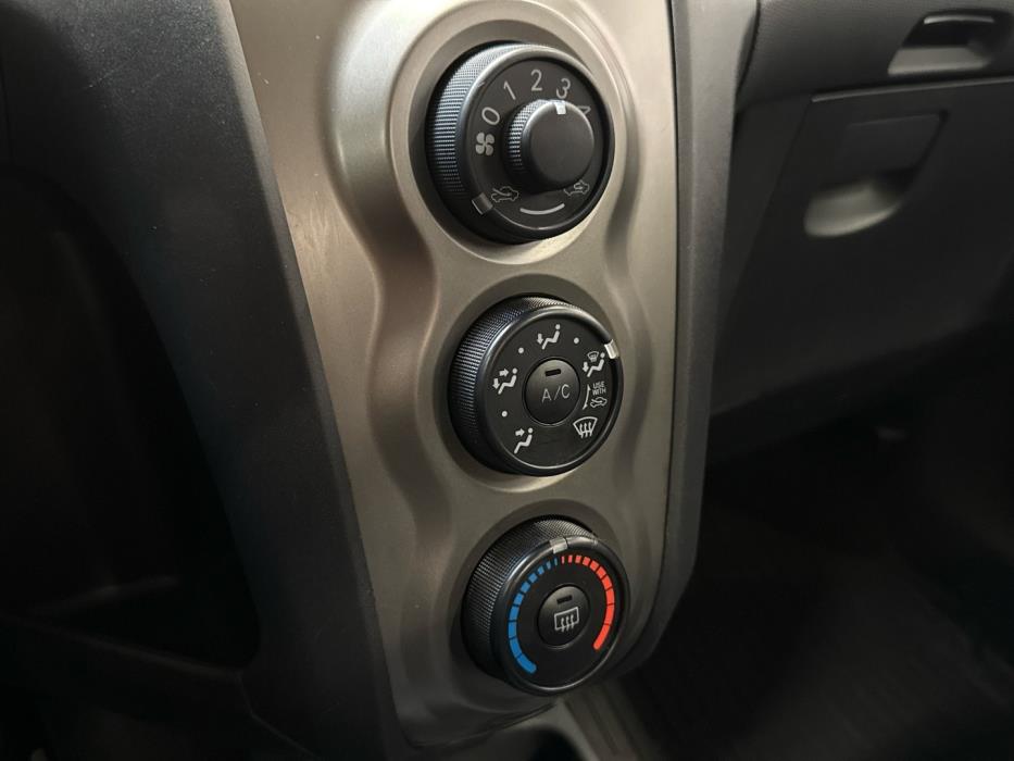 TOYOTA Yaris 2011