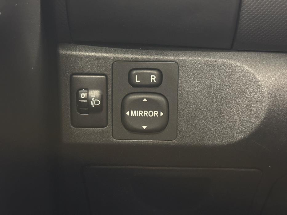 TOYOTA Yaris 2011