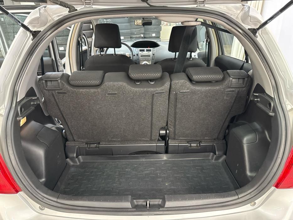 TOYOTA Yaris 2011