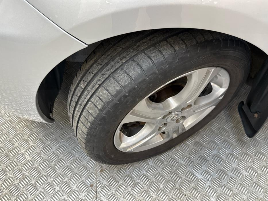 TOYOTA Yaris 2011