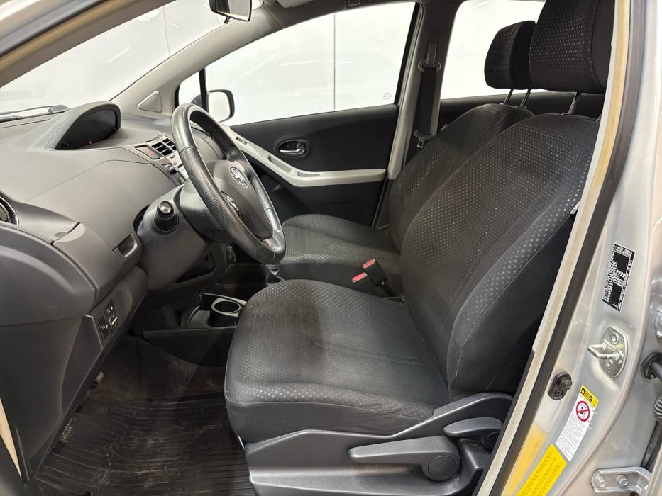 TOYOTA Yaris 2011
