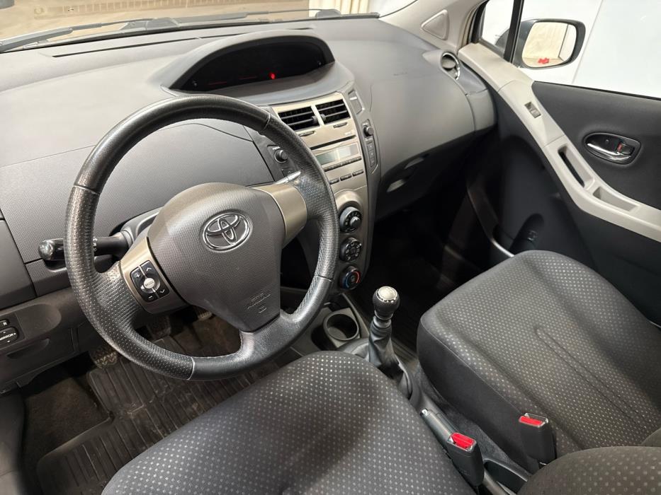 TOYOTA Yaris 2011