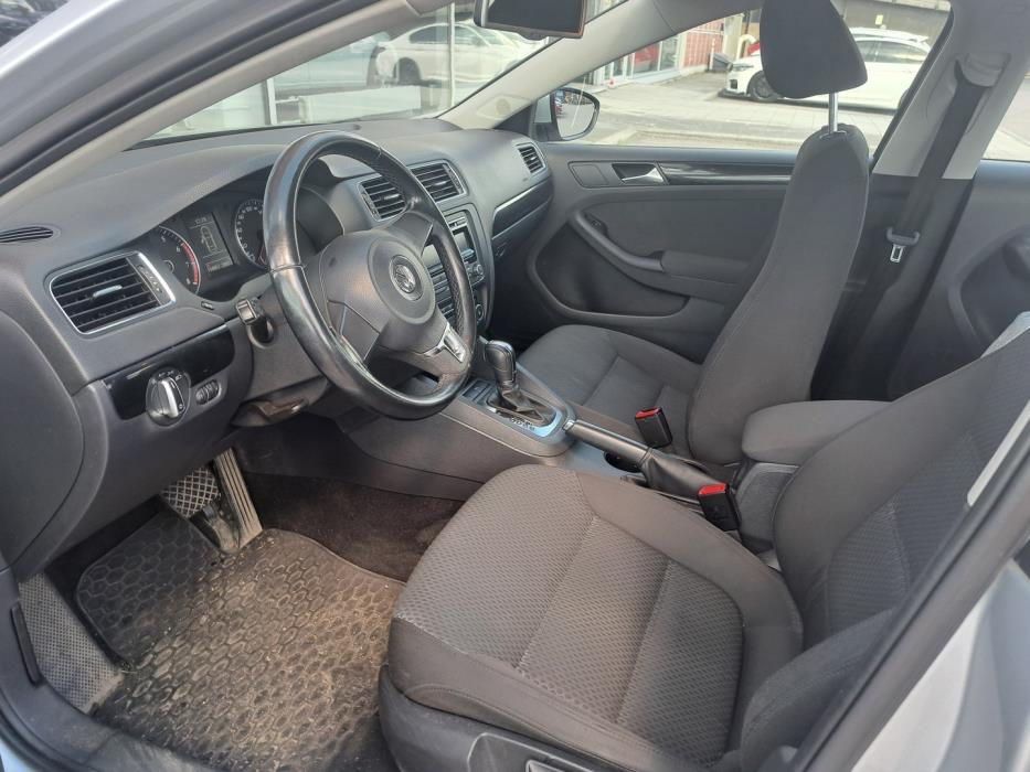 VOLKSWAGEN Jetta 2012