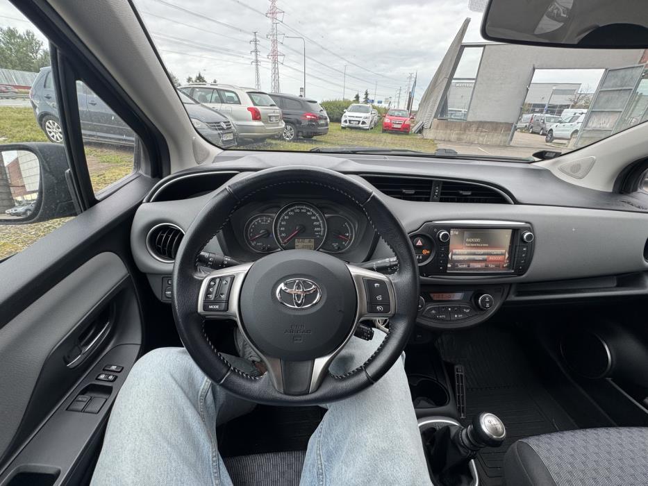 TOYOTA Yaris 2015