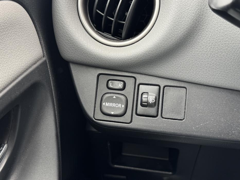 TOYOTA Yaris 2015