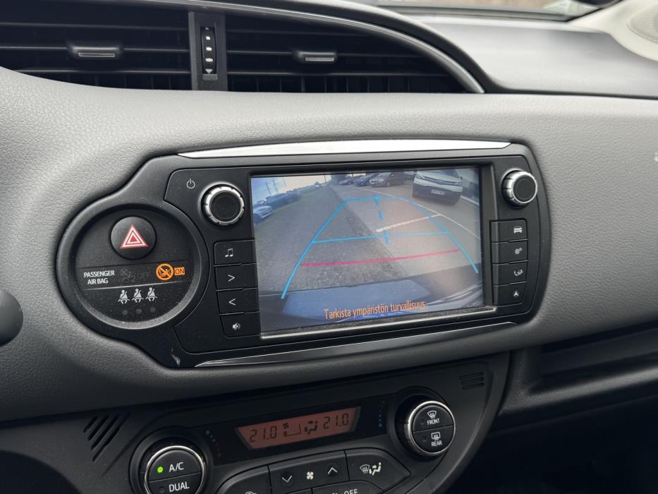 TOYOTA Yaris 2015