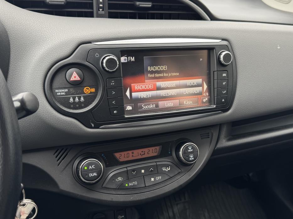 TOYOTA Yaris 2015