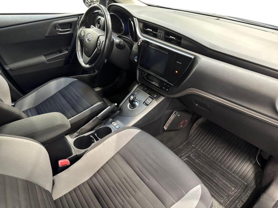 TOYOTA Auris 2016