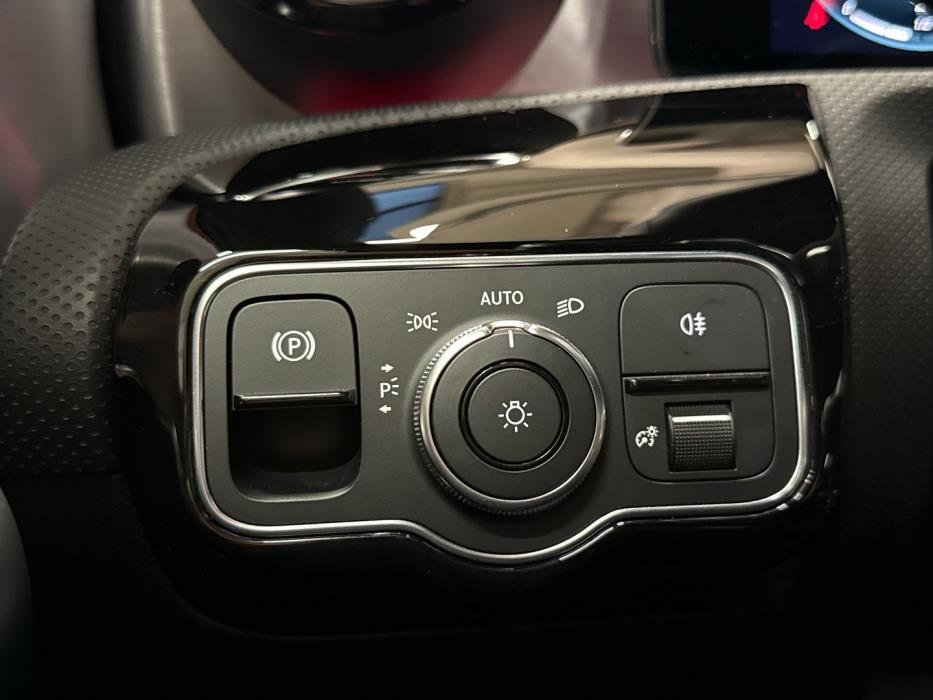 MERCEDES-BENZ A 2021