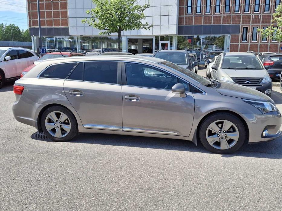 TOYOTA Avensis 2015
