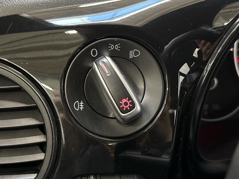 VOLKSWAGEN Beetle 2012