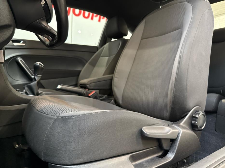 VOLKSWAGEN Beetle 2012
