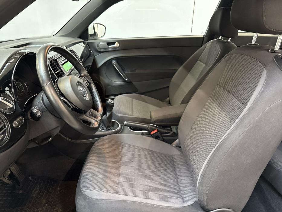 VOLKSWAGEN Beetle 2012