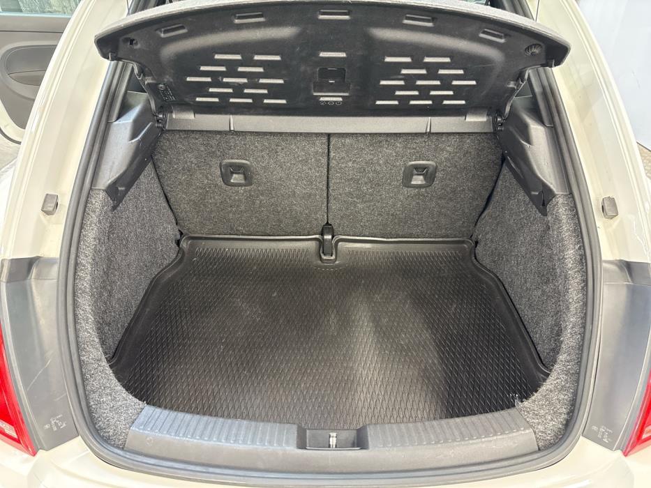 VOLKSWAGEN Beetle 2012