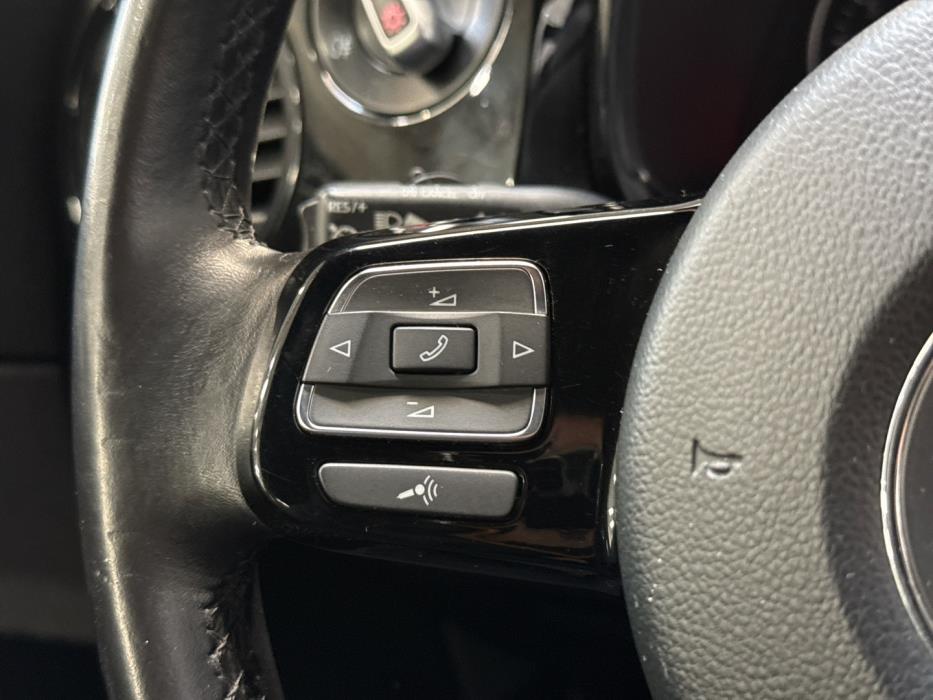 VOLKSWAGEN Beetle 2012