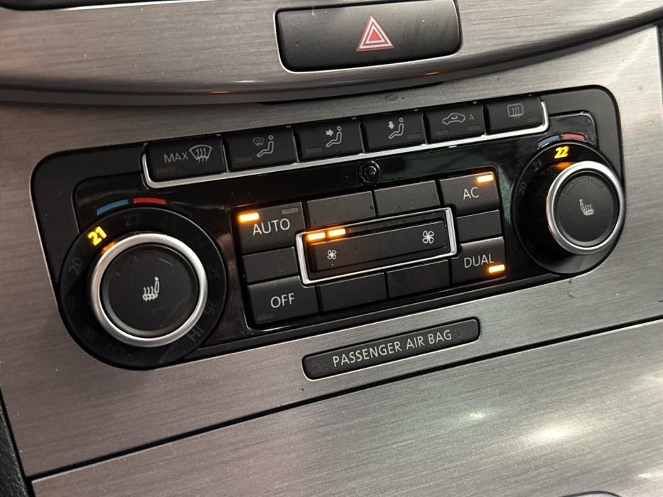 VOLKSWAGEN Passat 2011