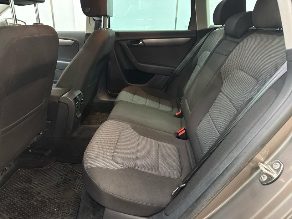 VOLKSWAGEN Passat 2011
