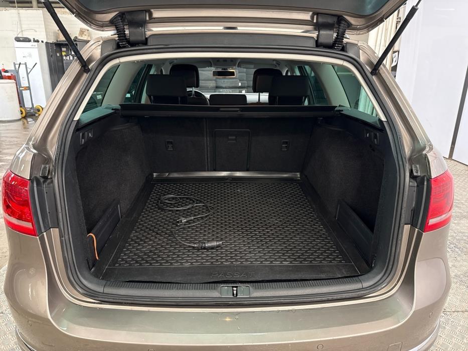 VOLKSWAGEN Passat 2011