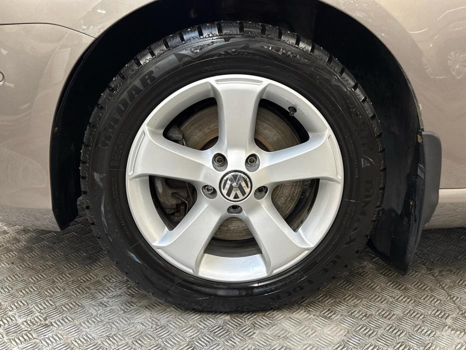 VOLKSWAGEN Passat 2011