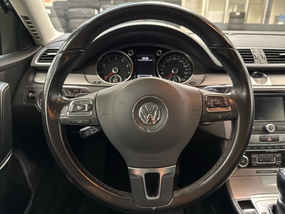 VOLKSWAGEN Passat 2011