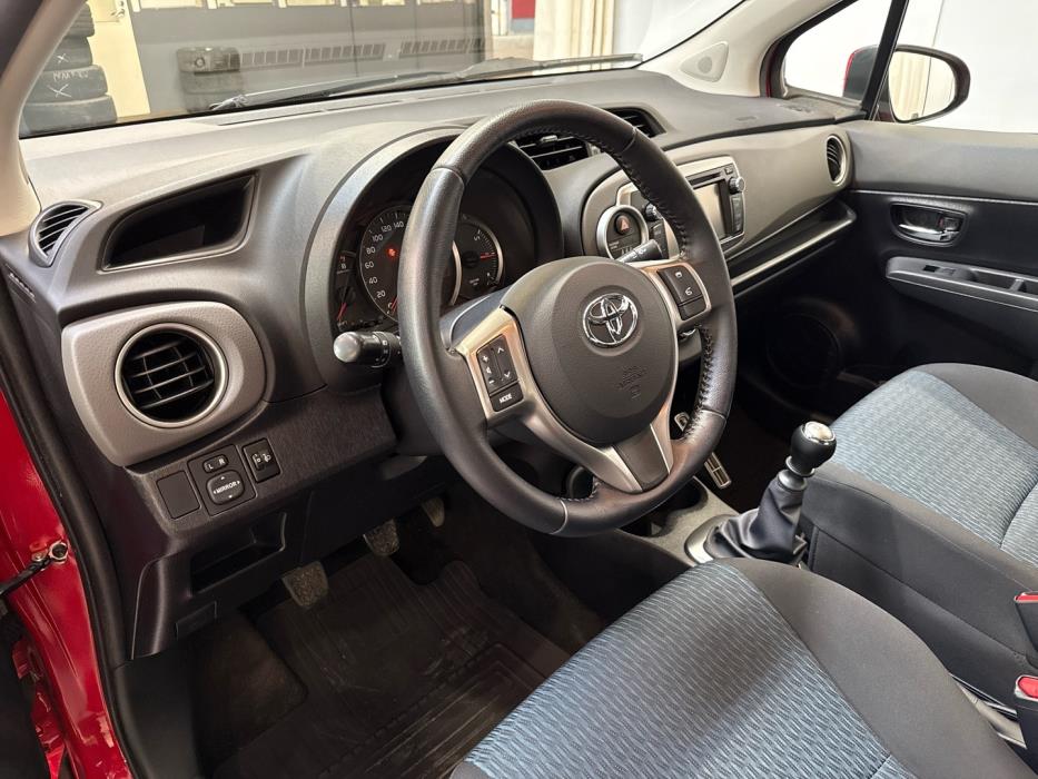 TOYOTA Yaris 2013
