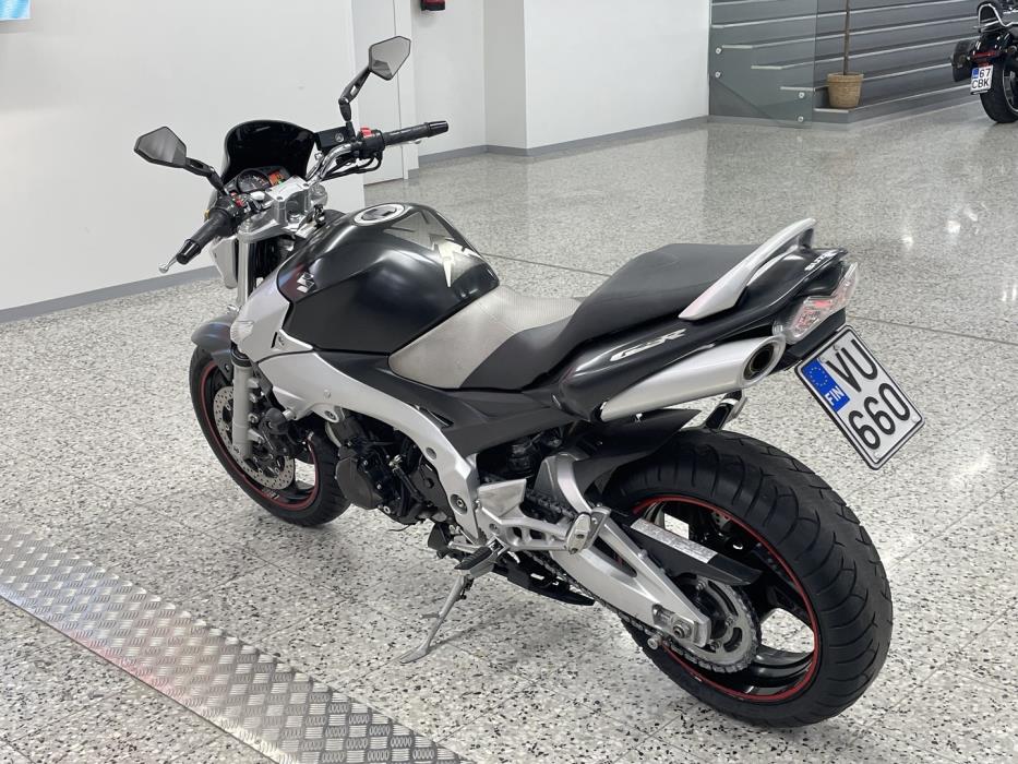SUZUKI GSR 2008