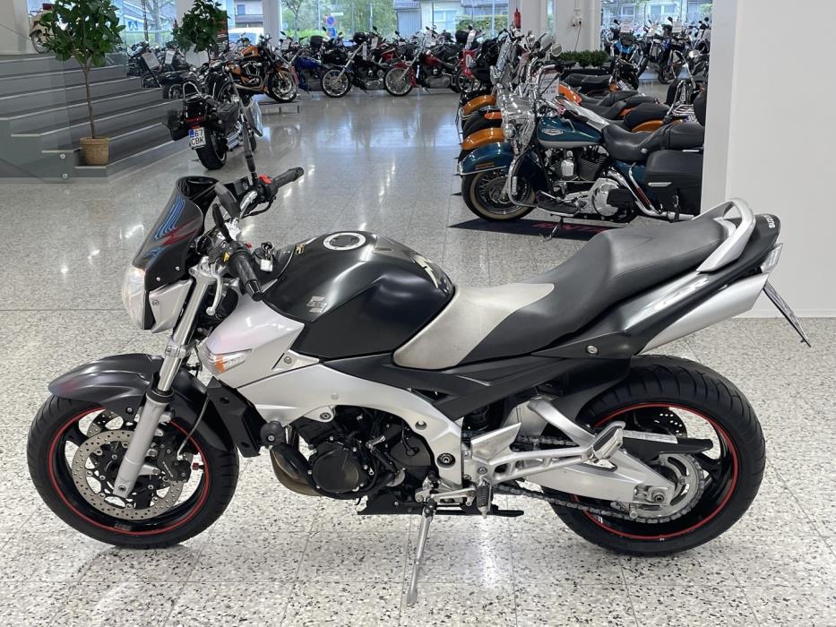 SUZUKI GSR 2008