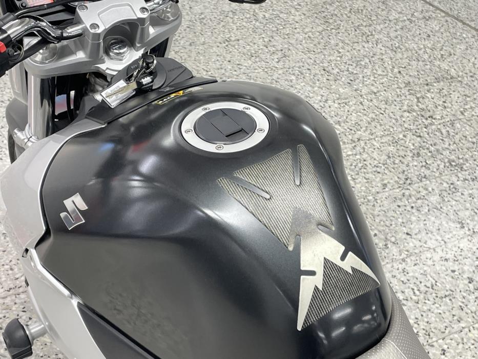 SUZUKI GSR 2008