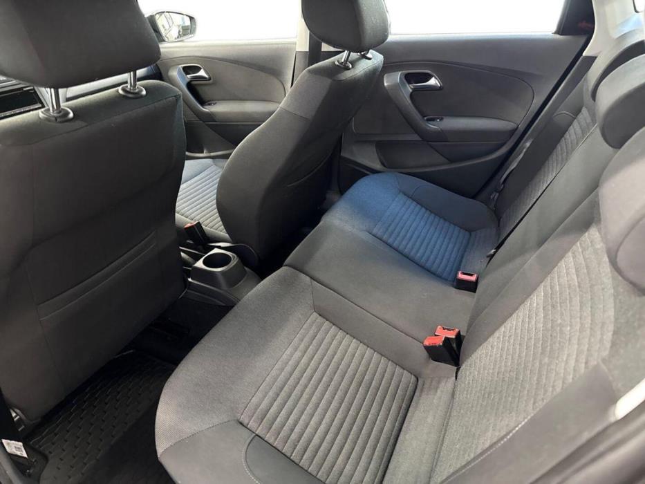 VOLKSWAGEN Polo 2012