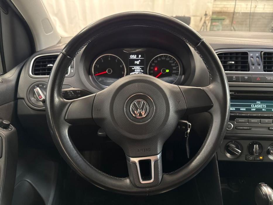 VOLKSWAGEN Polo 2012