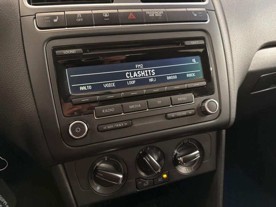 VOLKSWAGEN Polo 2012