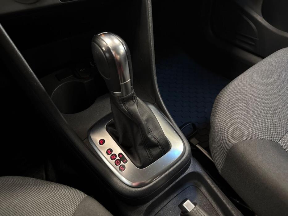 VOLKSWAGEN Polo 2012