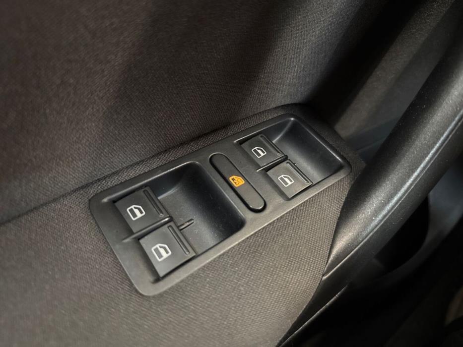 VOLKSWAGEN Polo 2012