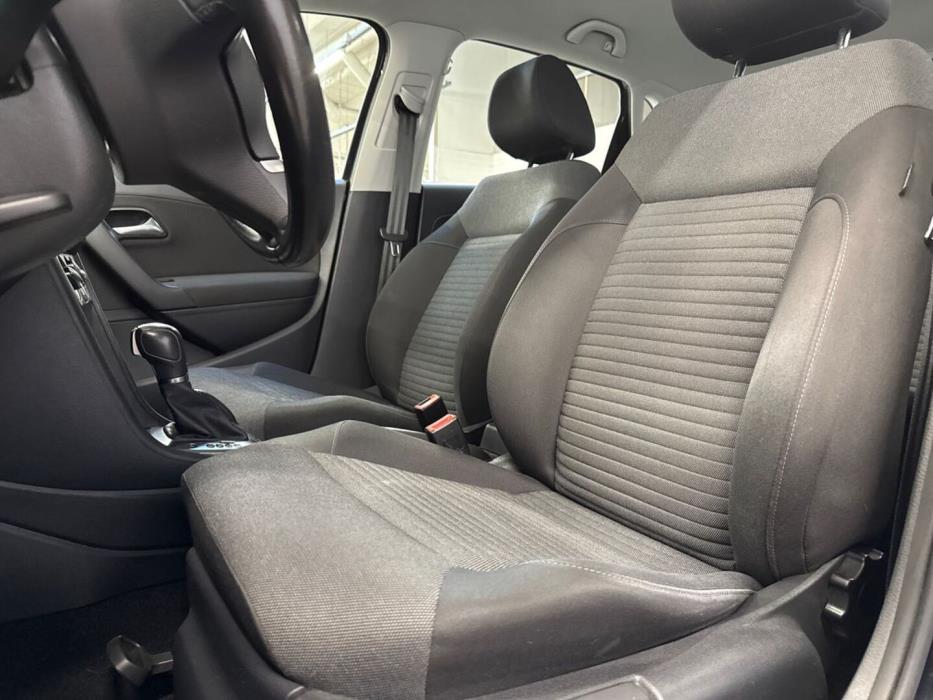 VOLKSWAGEN Polo 2012