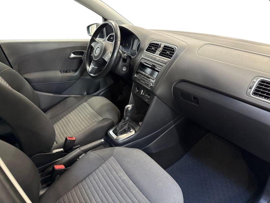 VOLKSWAGEN Polo 2012