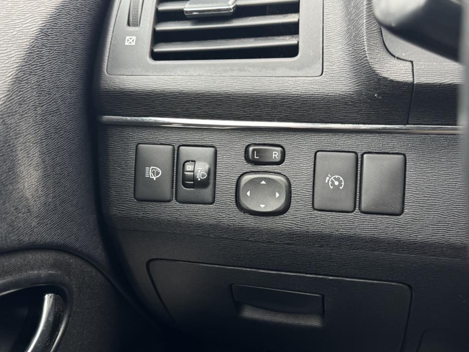 TOYOTA Avensis 2011