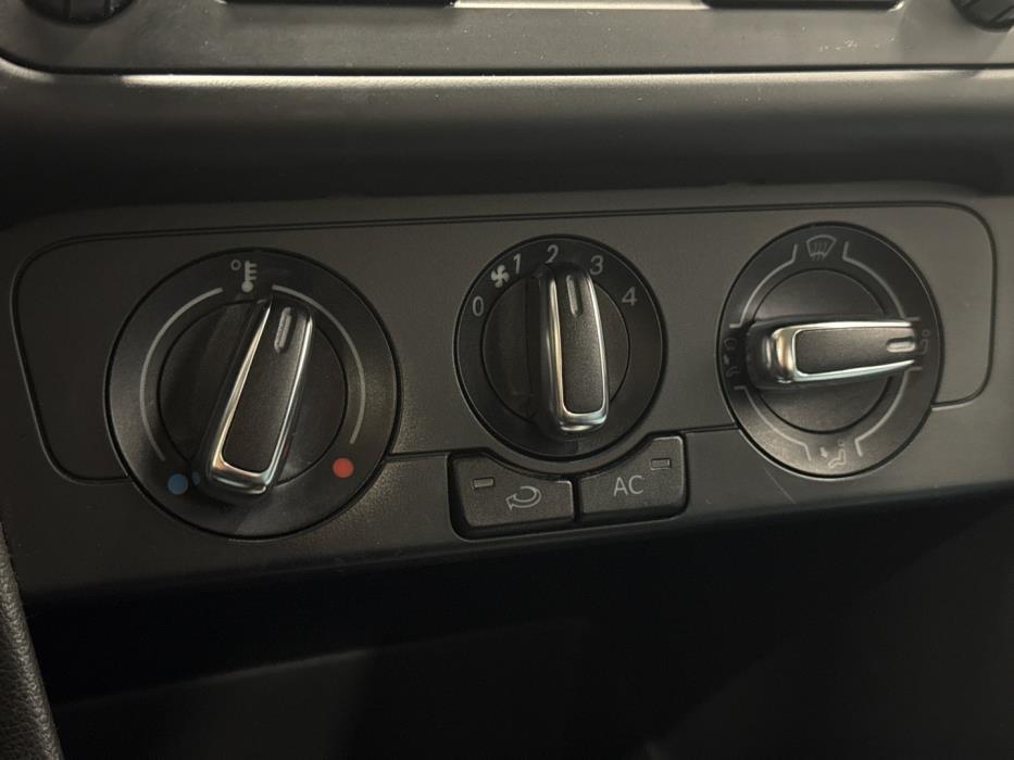 VOLKSWAGEN Polo 2012