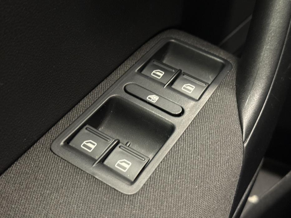 VOLKSWAGEN Polo 2012