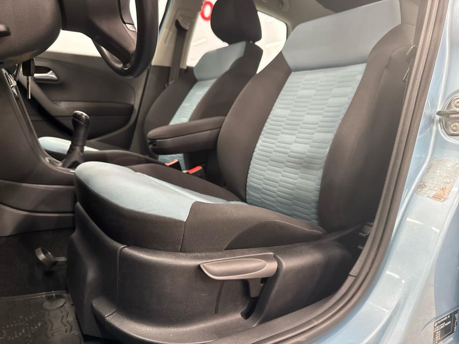 VOLKSWAGEN Polo 2012