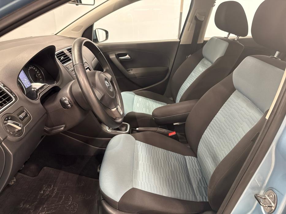 VOLKSWAGEN Polo 2012