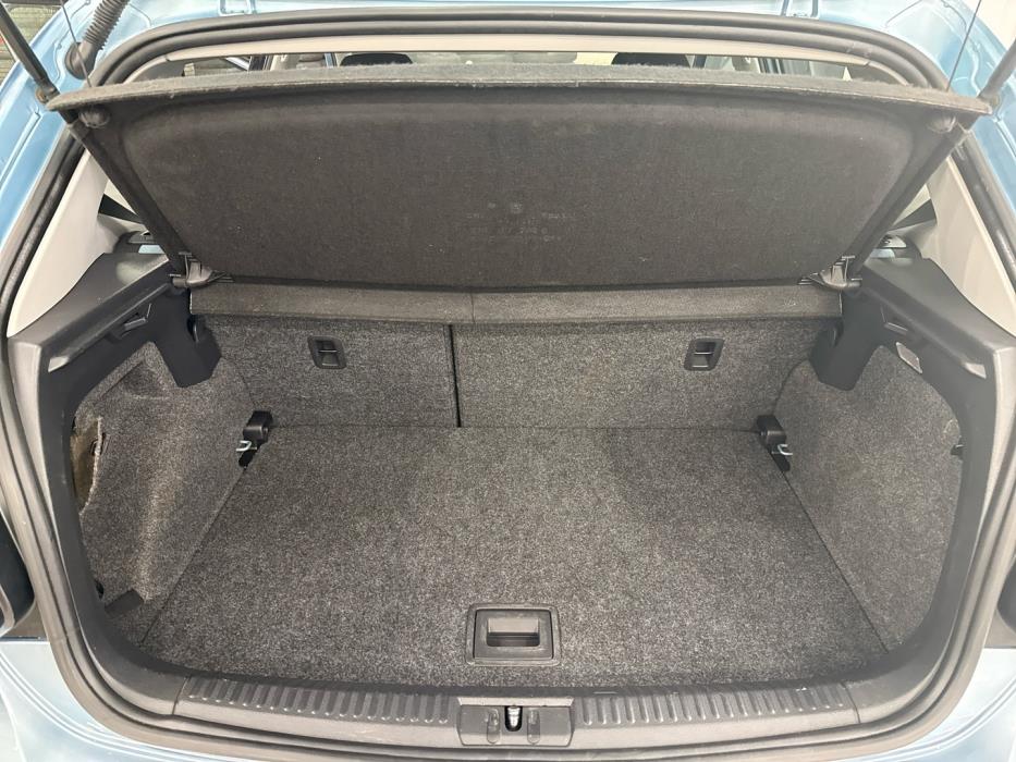 VOLKSWAGEN Polo 2012