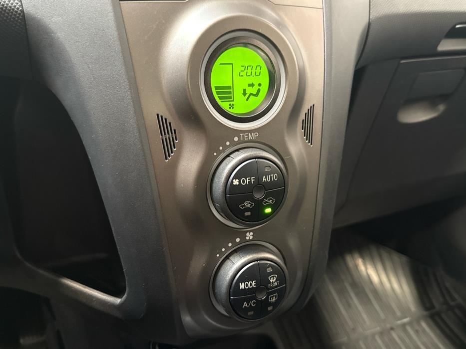 TOYOTA Yaris 2010