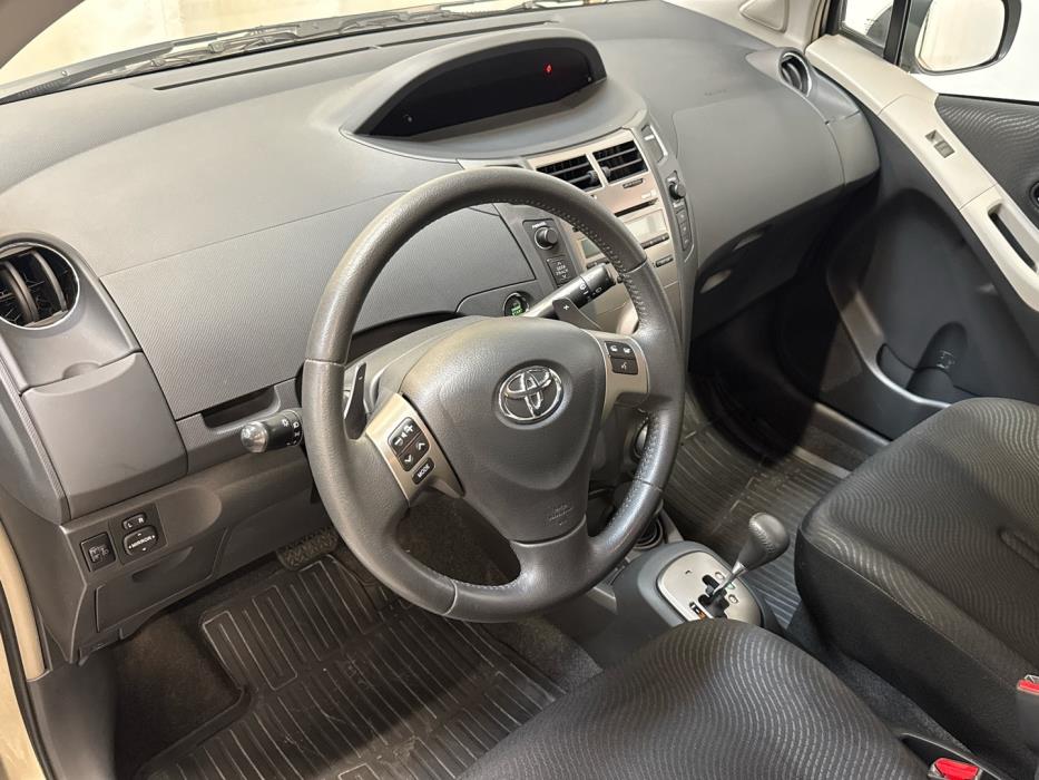 TOYOTA Yaris 2010