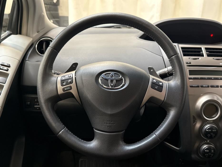 TOYOTA Yaris 2010